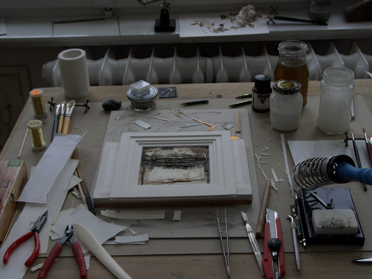 Arbeitsraum · Tisch mit Materialien und Skizzen